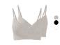 Zwei beige gerippte Bralettes mit verstellbaren Trägern, begleitet von Farbmustern.