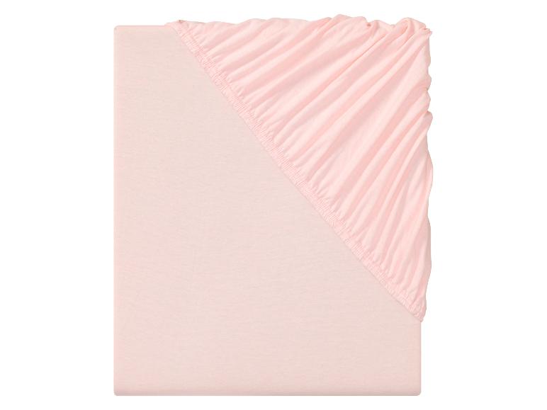 Ein rosa Spannbettlaken.
