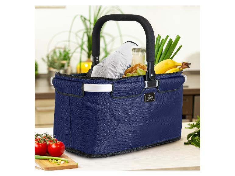 Falko Kühltasche gefüllt mit Bananen, Frühlingszwiebeln, Trauben und Tomaten auf einer Küchenzeile.