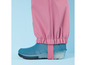 Rosa Regenhose mit blauen Gummistiefeln.