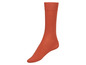 Ein Paar orangefarbene Socken mit Rippenmuster.