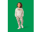 Mädchen in cremefarbenem Sweatshirt mit 'LOVE'-Aufdruck und passender Jogginghose mit Blumenmuster