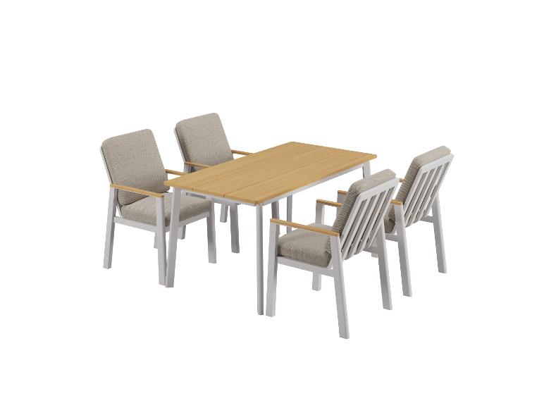 Holztisch und vier graue Stühle auf weißem Hintergrund.