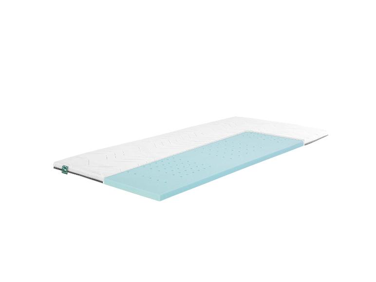 Matratzenauflage mit sichtbarer Schicht aus hellblauem perforiertem Schaumstoff