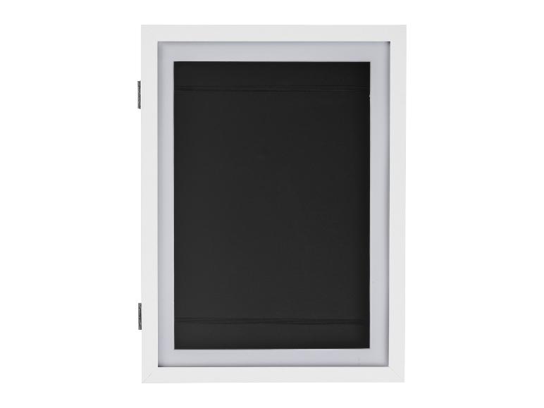 Ein weißer Holzrahmen mit schwarzem Hintergrund.