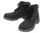 Ein Paar schwarze, geschnürte Winterstiefel mit dicken Sohlen.