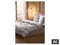 LIVARNO® Feinbiber-Bettwäsche mit grauem Karomuster in einem Schlafzimmer. [KI-generiertes Bild]