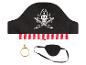 Eine Piratenmütze mit Totenkopf und Knochen, eine Augenklappe und ein Ring.
