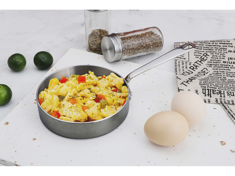 Rührei mit Paprika und grünen Paprikaschoten in einer Pfanne.