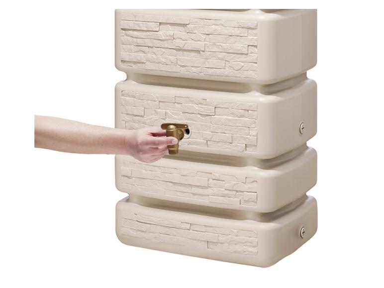 Sandfarbener Regenwassertank mit Messinghahn und geprägtem Ziegelmuster.