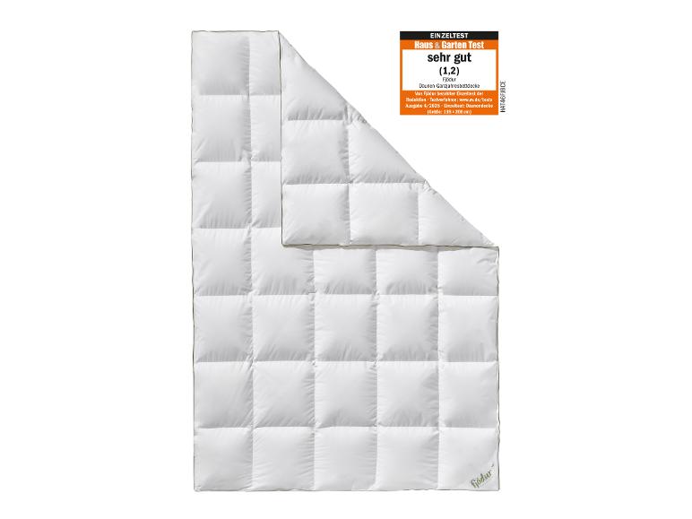 Weiße Fjödur Daunenbettdecke mit „sehr gut“ Zertifikat von Haus & Garten Test.