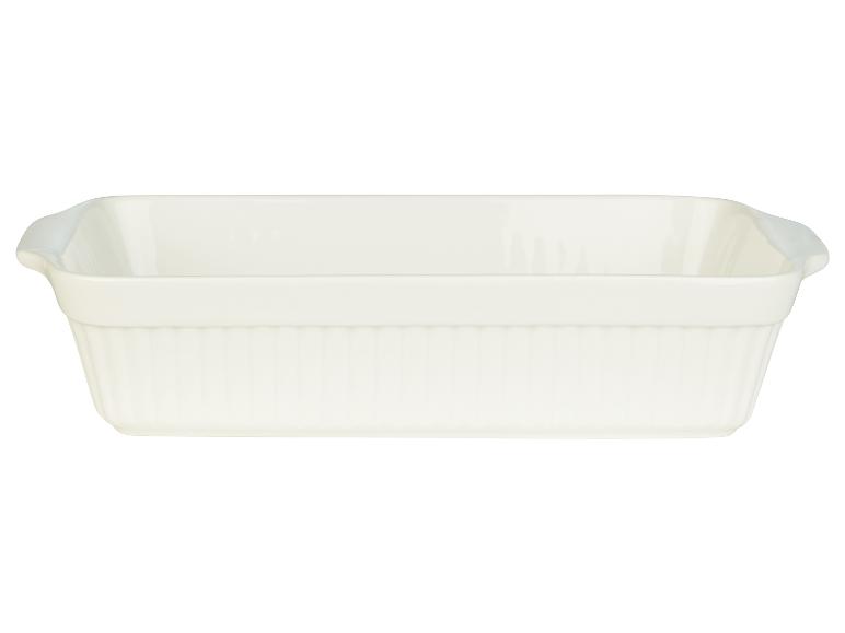 Eine weiße, rechteckige Auflaufform mit Griffen.