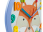 Eine Kinderuhr mit einem Fuchs und bunten Zahlen.