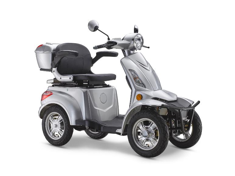 Silberner vierrädriger Elektromobil-Roller mit schwarzem Sitz und Heckstauraum.
