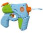 Blaue und grüne Wasserpistole mit orangefarbenen Akzenten, die einen Wasserstrahl abfeuert.
