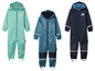 Drei Regenanzüge für Kinder in verschiedenen Farben und Mustern: blau mit Fahrrädern, grün und dunkelblau.