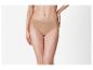 Frau in hautfarbenem Slip mit niedriger Taille