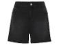 Schwarze Jeans-Shorts mit ausgefransten Säumen.