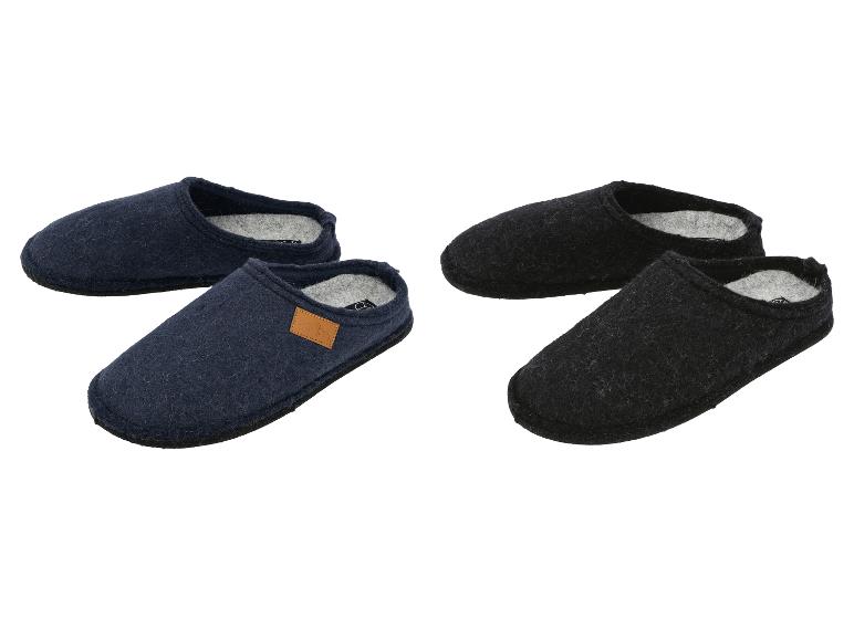 Zwei Paar Filzpantoffeln: dunkelblau und schwarz, mit hellem Innenfutter.