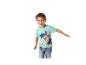Junge in hellblauem T-Shirt mit Hundeaufdruck und Jeans.
