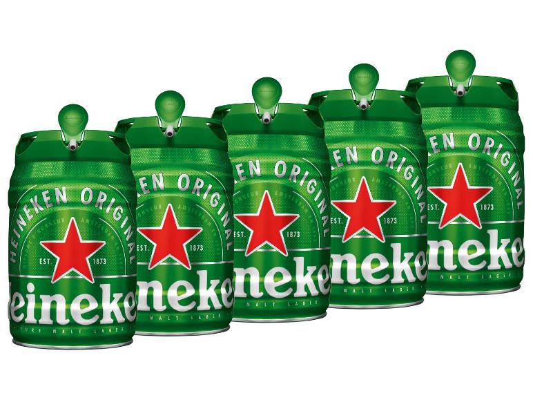 Fünf grüne Heineken Bier-Minifässer mit roten Sternen und weißem Text.