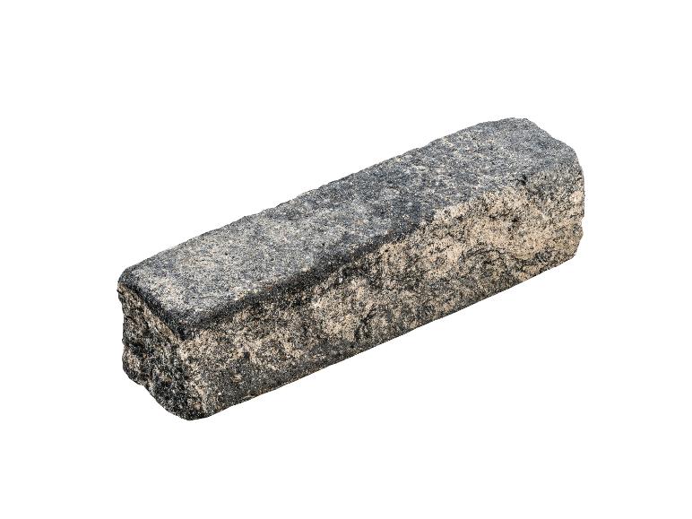 Ein grauer, rechteckiger Pflasterstein mit rauer Textur.