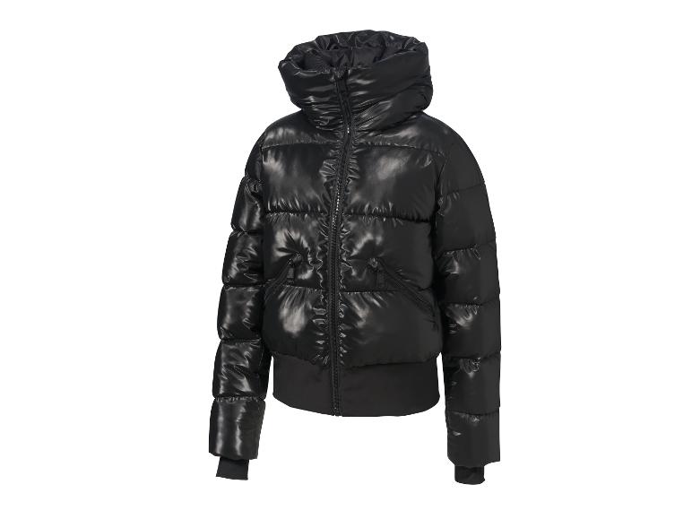 Eine schwarze, glänzende Winterjacke mit hohem Kragen.