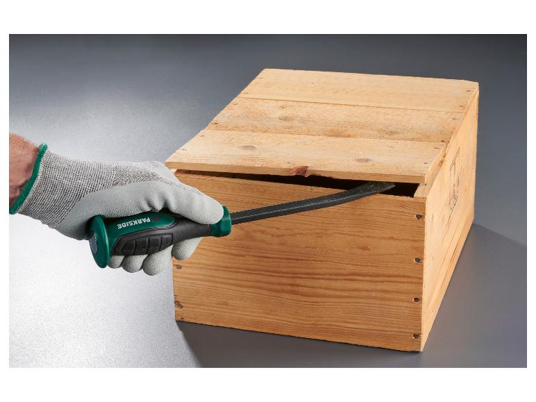 Hand in PARKSIDE Handschuh öffnet Holzkiste mit einem Meißel.