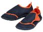 Ein Paar dunkelblau-orangefarbene Wasserschuhe.