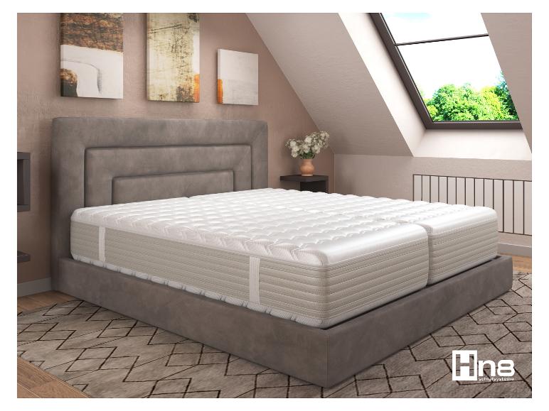 Hn8 Schlafsysteme Bett mit Matratze in einem Dachschlafzimmer mit Dachfenster.