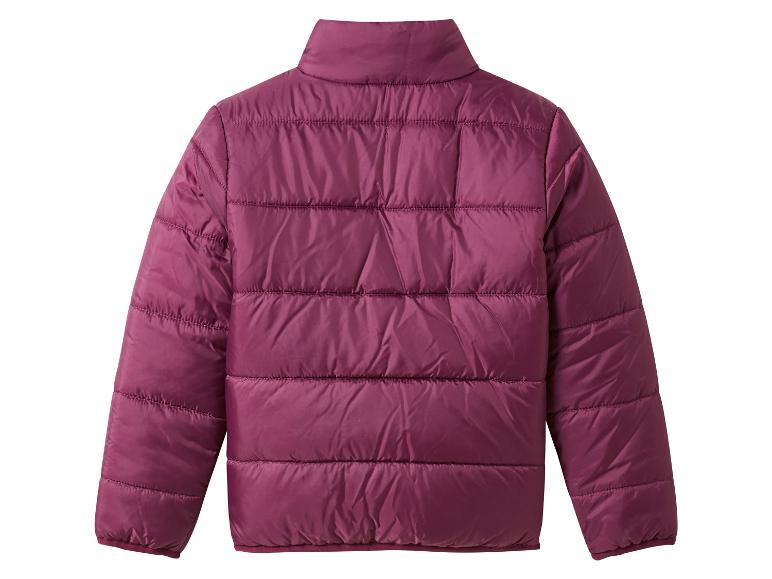 Violette Daunenjacke von hinten.
