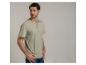 Mann in einem khakifarbenen kurzärmeligen Henley-Shirt und blauen Jeans.