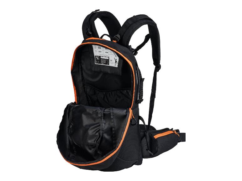 Schwarz-orangefarbener Rucksack mit offenem Hauptfach und Notfallinformationen.