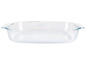 Eine rechteckige Glasform mit Griffen zum Backen.