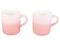 Zwei rosafarbene Le Creuset Kaffeetassen.