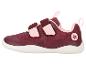 Bordeauxroter und pinker Kindersportschuh mit Klettverschluss.