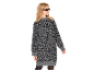 Frau in grau-schwarzem Leoparden-Pulloverkleid mit Sonnenbrille.