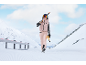 Damen-Skibekleidung auf einer verschneiten Piste.