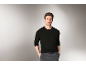 Mann in einem schwarzen Langarmpullover und einer grauen Hose.
