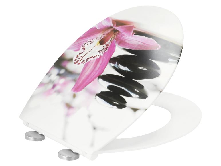 Weißer Toilettensitz mit einem Motiv aus rosa Orchidee und schwarzen Steinen.