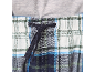 Karierte Pyjamahose mit Kordelzug in der Taille und ein graues T-Shirt.