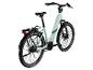 Hellgrünes E-Bike mit Gepäckträger und Schutzblechen.