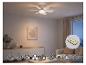Deckenventilator mit LED-Licht und Fernbedienung in einem modernen Wohnzimmer, mit Funktionssymbolen.