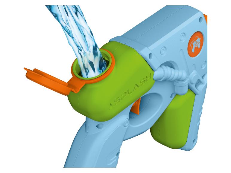 Blaue und grüne Wasserpistole wird mit Wasser gefüllt, mit 'SPLASH' auf der Seite geprägt.