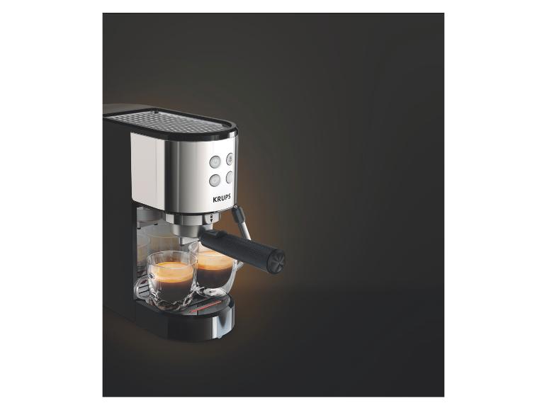 Schwarz-silberne Espressomaschine, die Kaffee in zwei Gläser füllt.