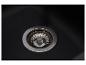 Schwarzes Spülbecken mit Edelstahlsieb.