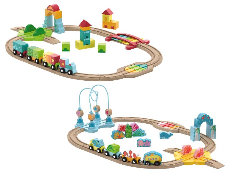 Zwei Holzeisenbahn-Sets, eines mit Landthema und das andere mit Meeresthema.