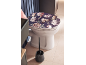 Toilettensitz mit dunklem Blumenmuster und passender Toilettenbürste.