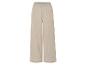 Beige, weit geschnittene Hose aus strukturiertem Stoff.