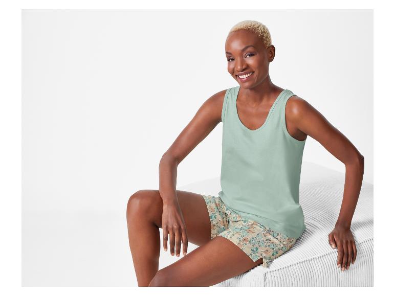 Nachthemden mit hellgrünem Top und Blumen-Shorts.